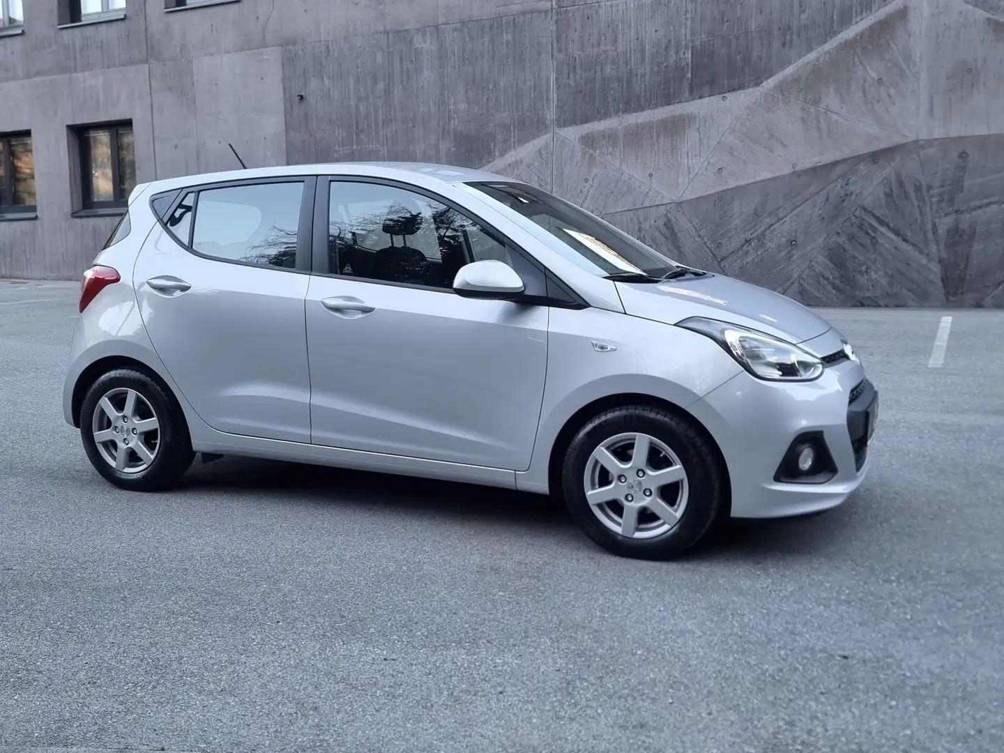 Hyundai i10 1,0 Classic //ALU//KLIMA//BLUETOOTH// Grau - 1