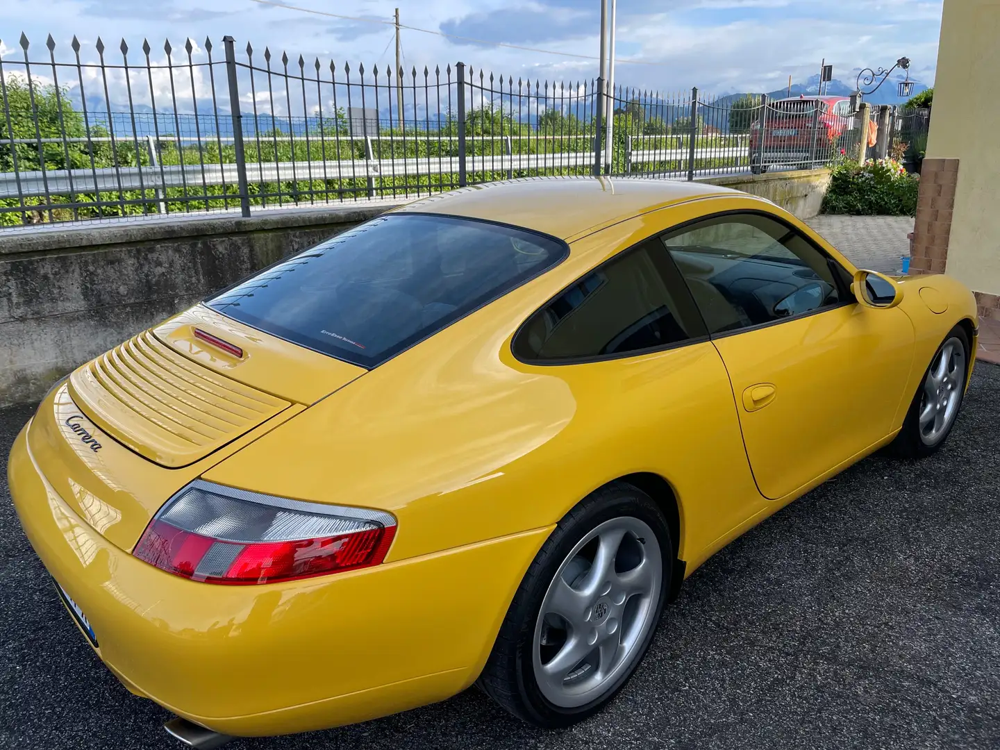 Porsche 996 Low Mileage 996 Carrera2 SpeedGelb like new Yellow - 2