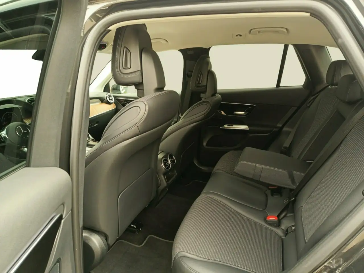 Mercedes-Benz GLC 200 4MATIC 360 AUT Kam. KeyLess KlimaA LED 13