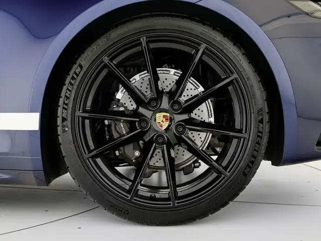Porsche 911 view 9