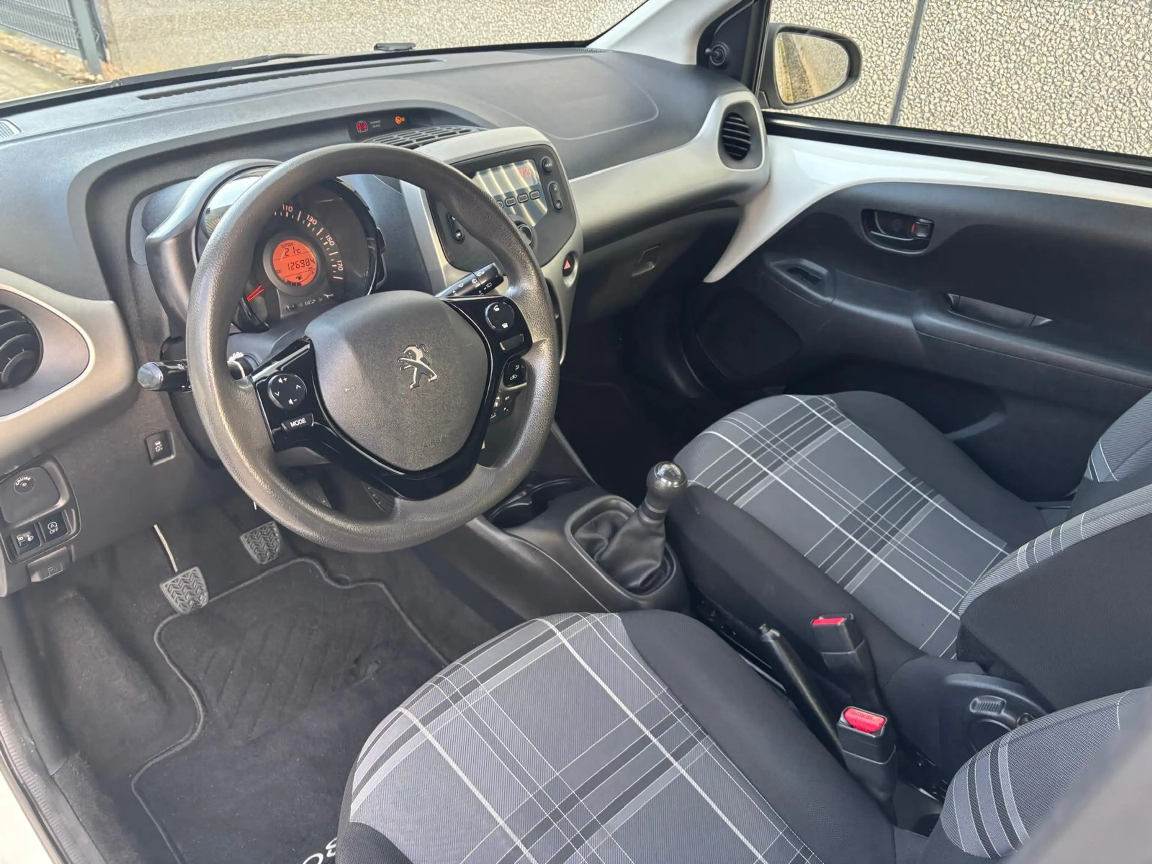 Peugeot 108 1.0 e-VTi Active — photo 9
