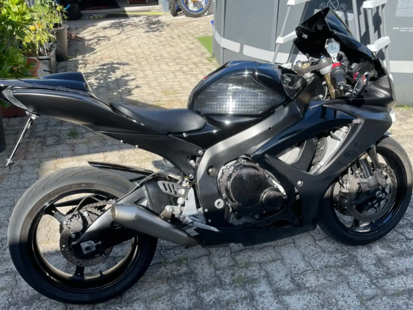 Suzuki GSR 600 Schwarz - 1