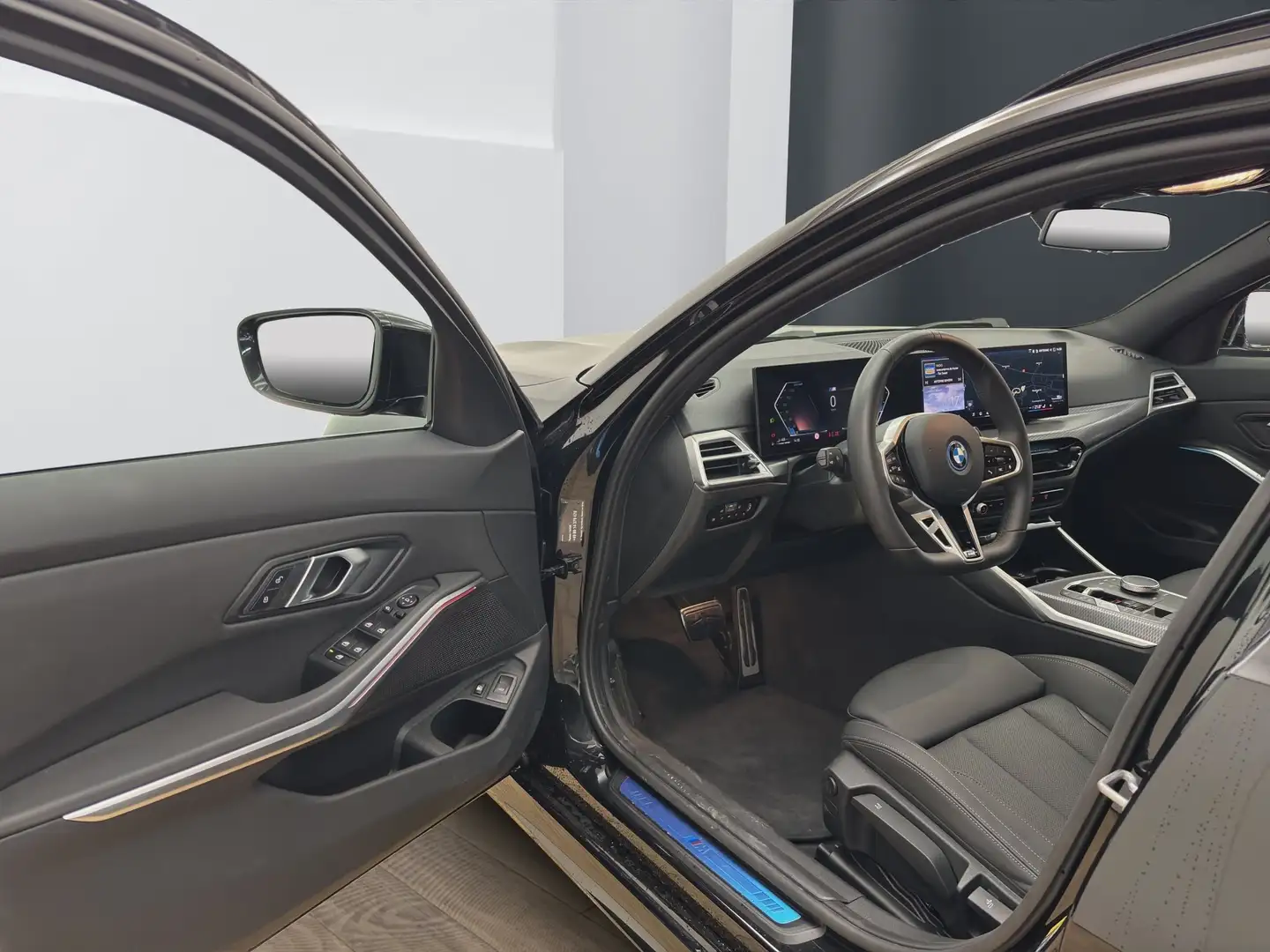 BMW 330 e Touring [M Sport, AHK, ACC, RFK, 18" LMR] Schwarz - 2