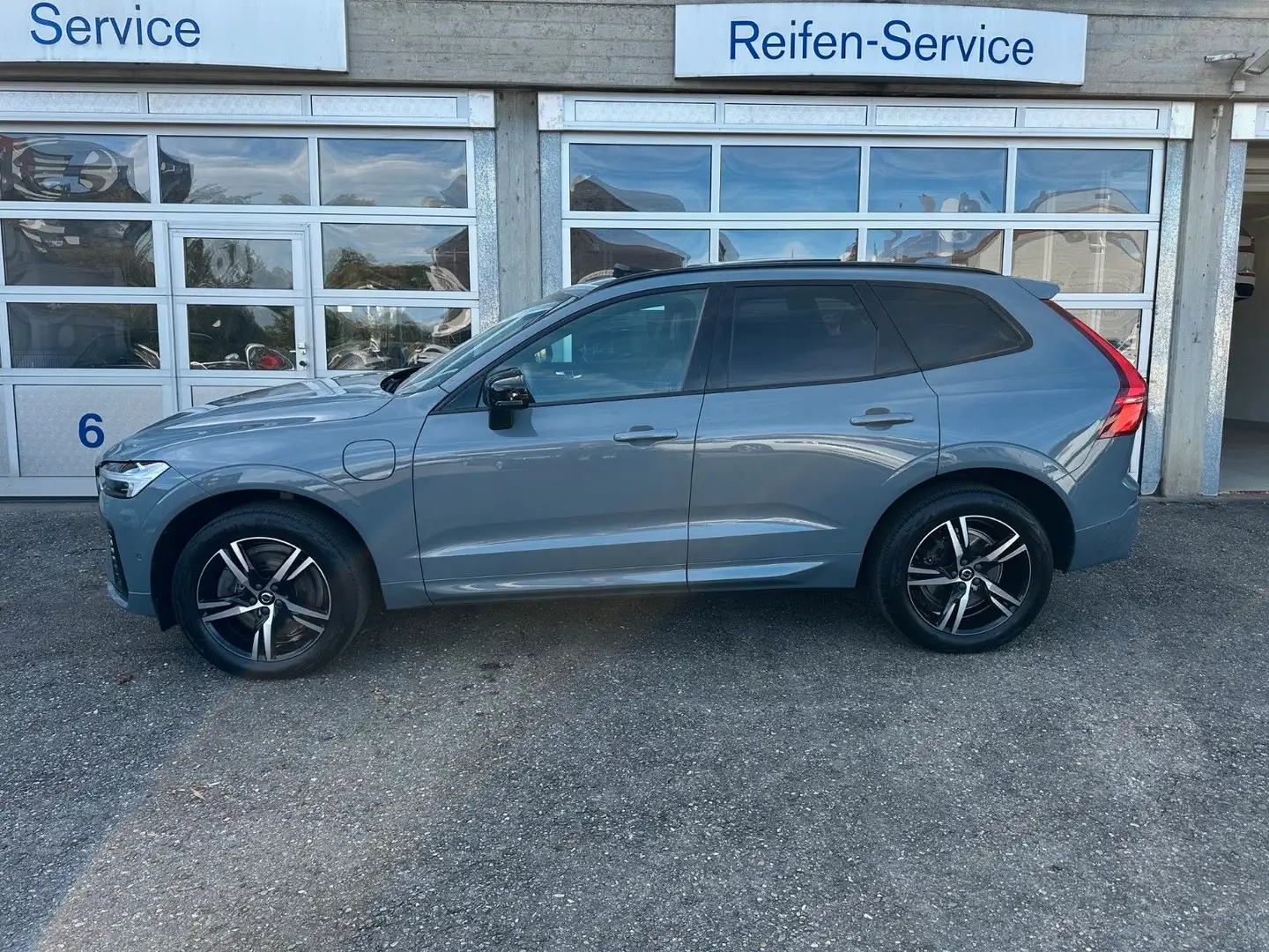 Volvo XC60 T6 R-Design Recharge Plug-In Hybrid AWD Grau - 2