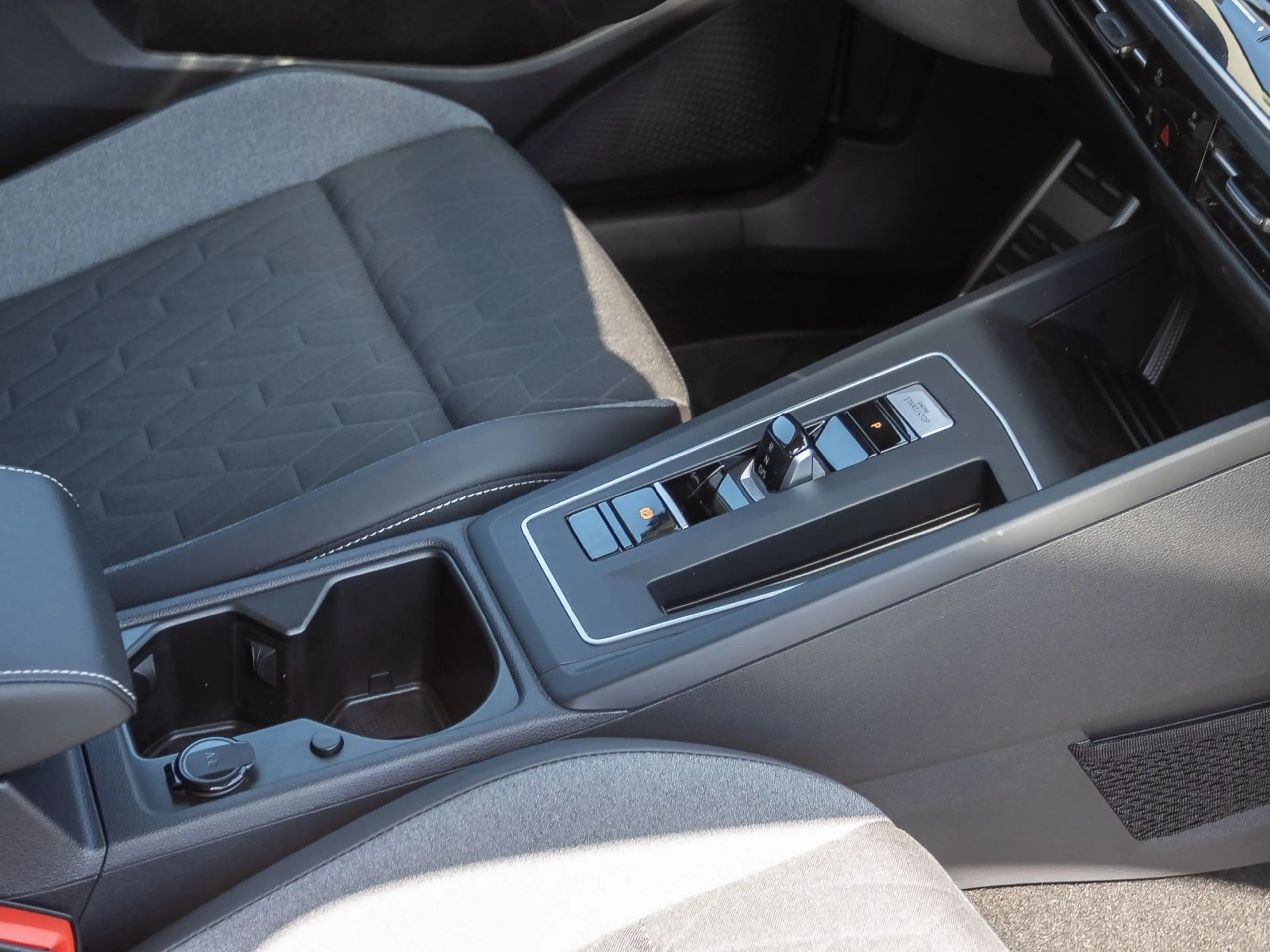 Volkswagen Golf VIII Goal 1.5 eTSI DSG Navi LED ACC EPH AHK — photo 27