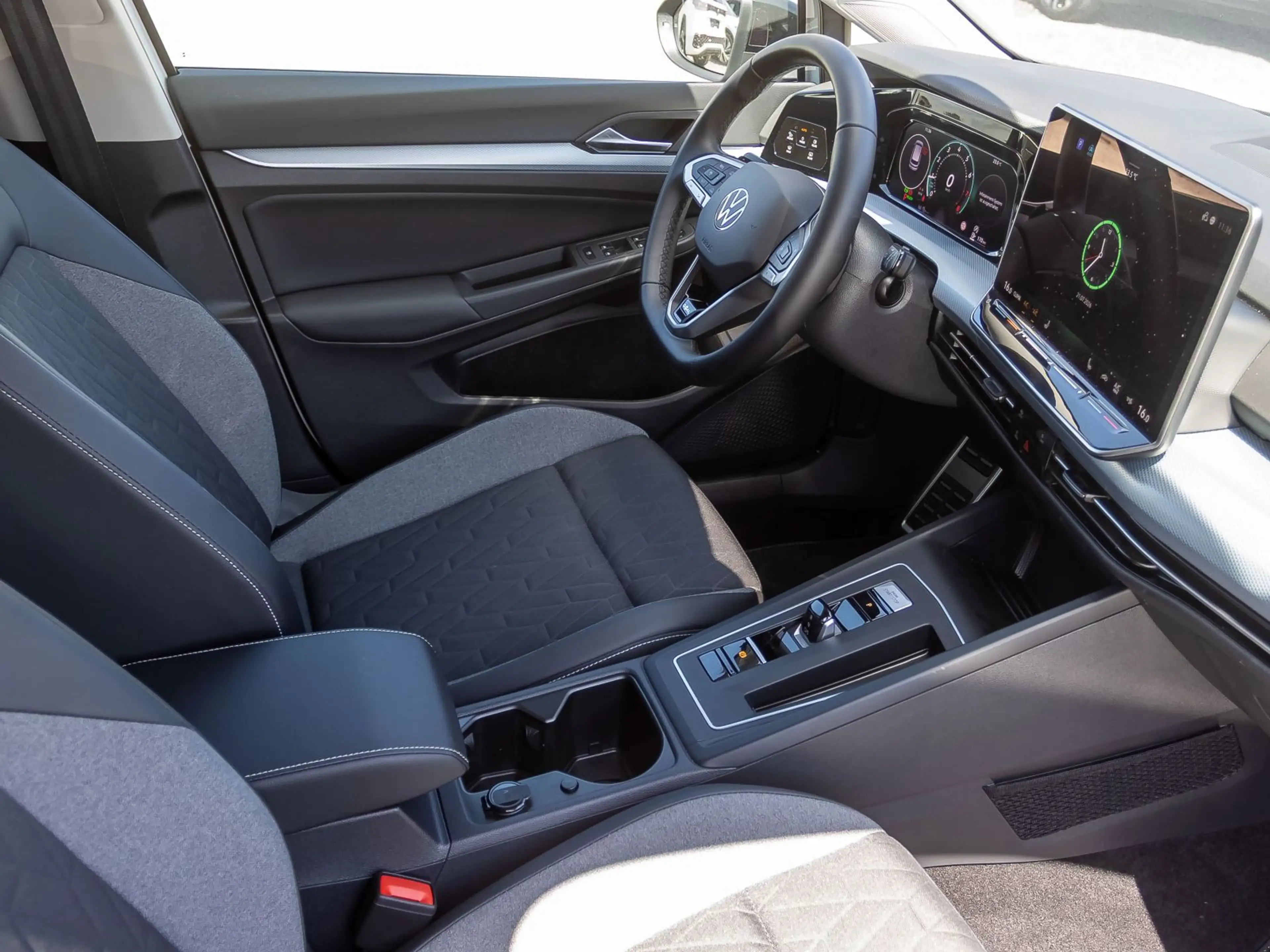 Volkswagen Golf VIII Goal 1.5 eTSI DSG Navi LED ACC EPH AHK — photo 26