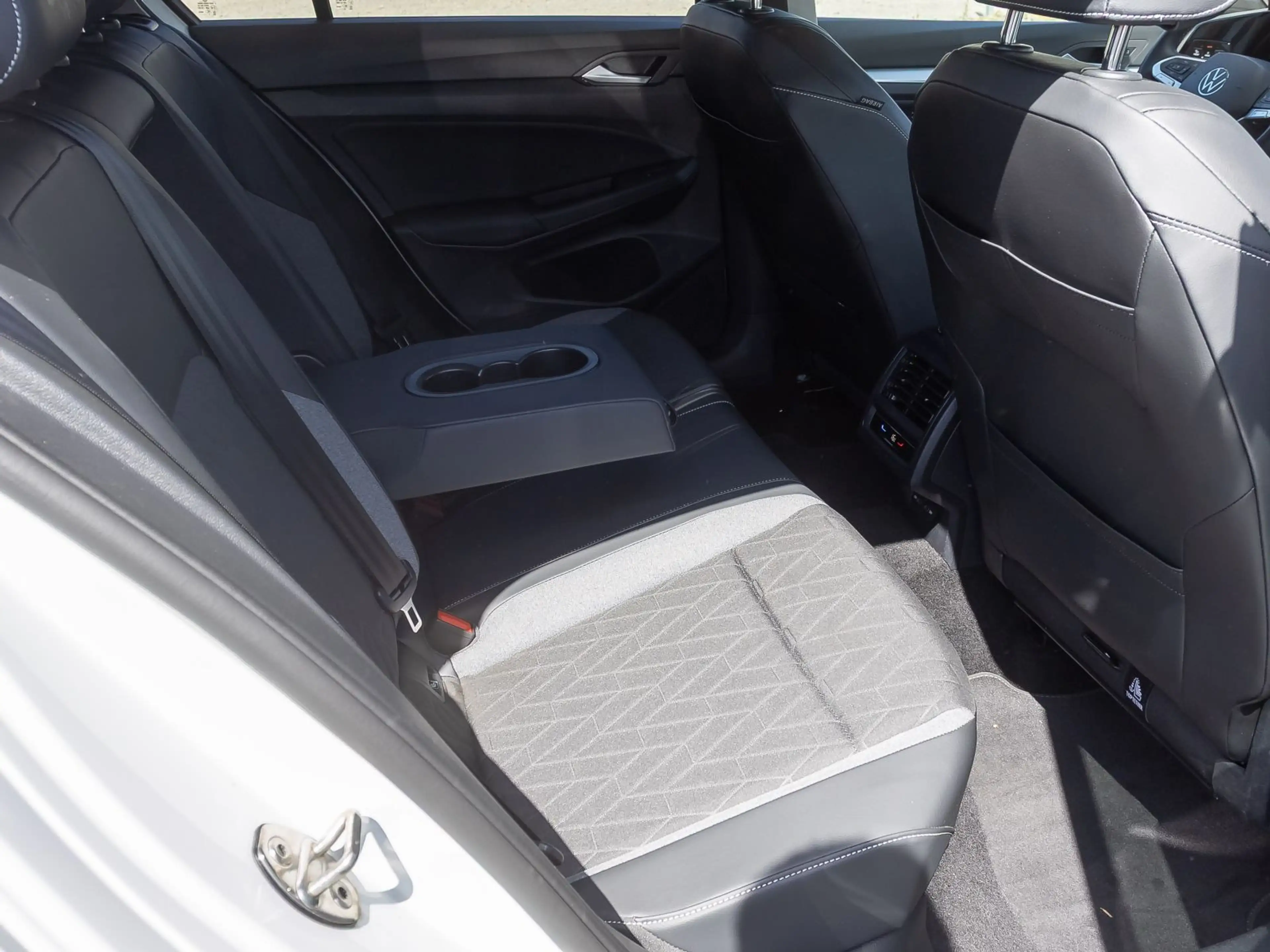 Volkswagen Golf VIII Goal 1.5 eTSI DSG Navi LED ACC EPH AHK — photo 24
