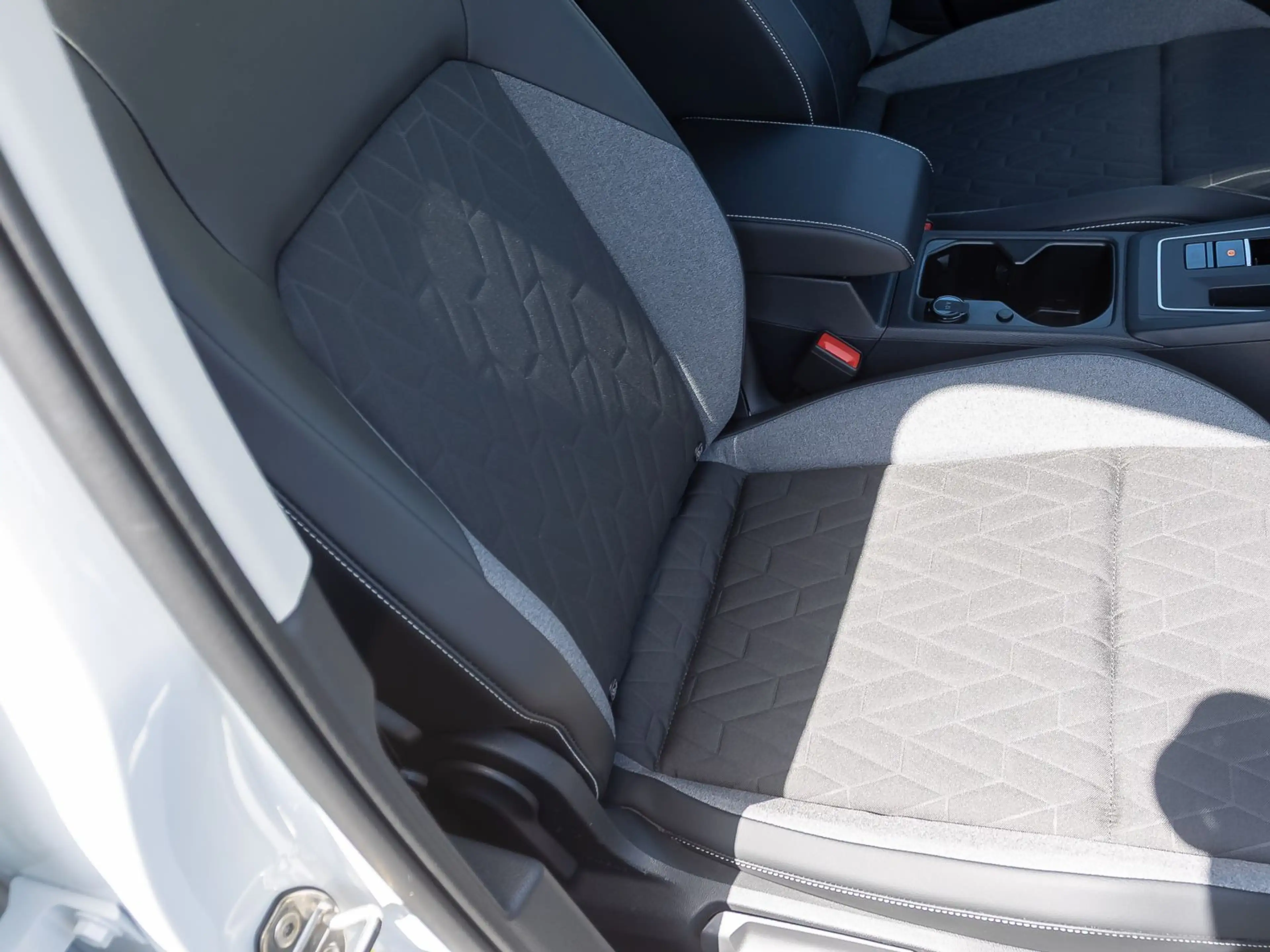 Volkswagen Golf VIII Goal 1.5 eTSI DSG Navi LED ACC EPH AHK — photo 25
