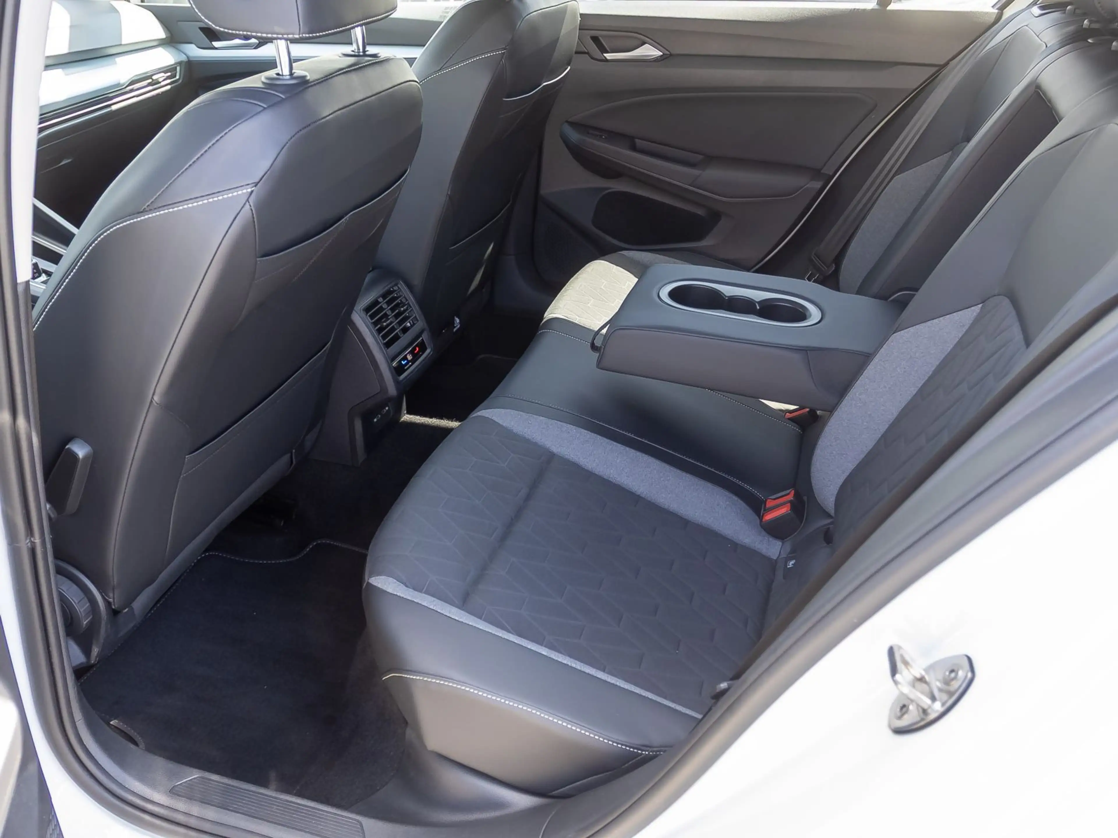 Volkswagen Golf VIII Goal 1.5 eTSI DSG Navi LED ACC EPH AHK — photo 21