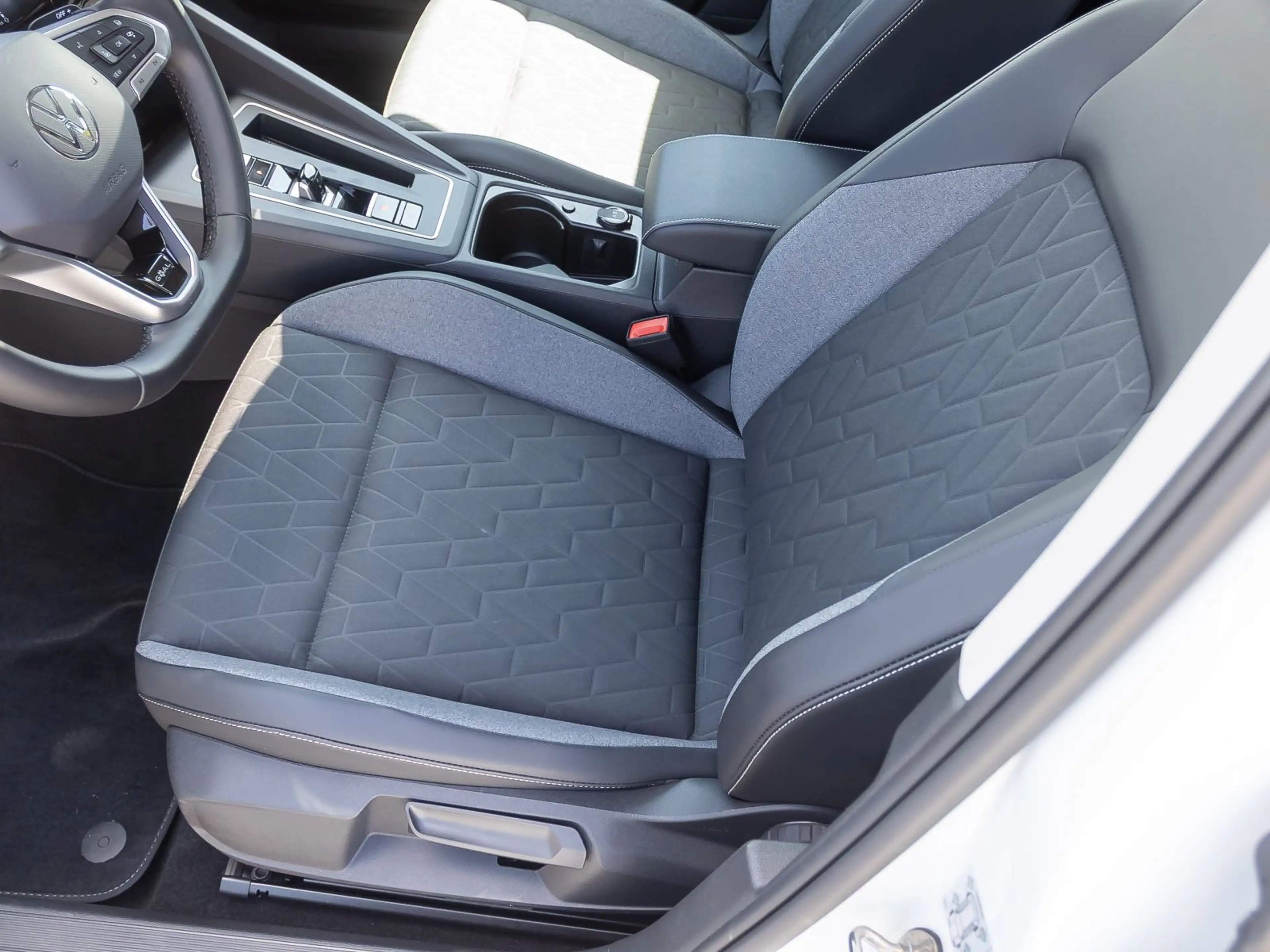Volkswagen Golf VIII Goal 1.5 eTSI DSG Navi LED ACC EPH AHK — photo 14