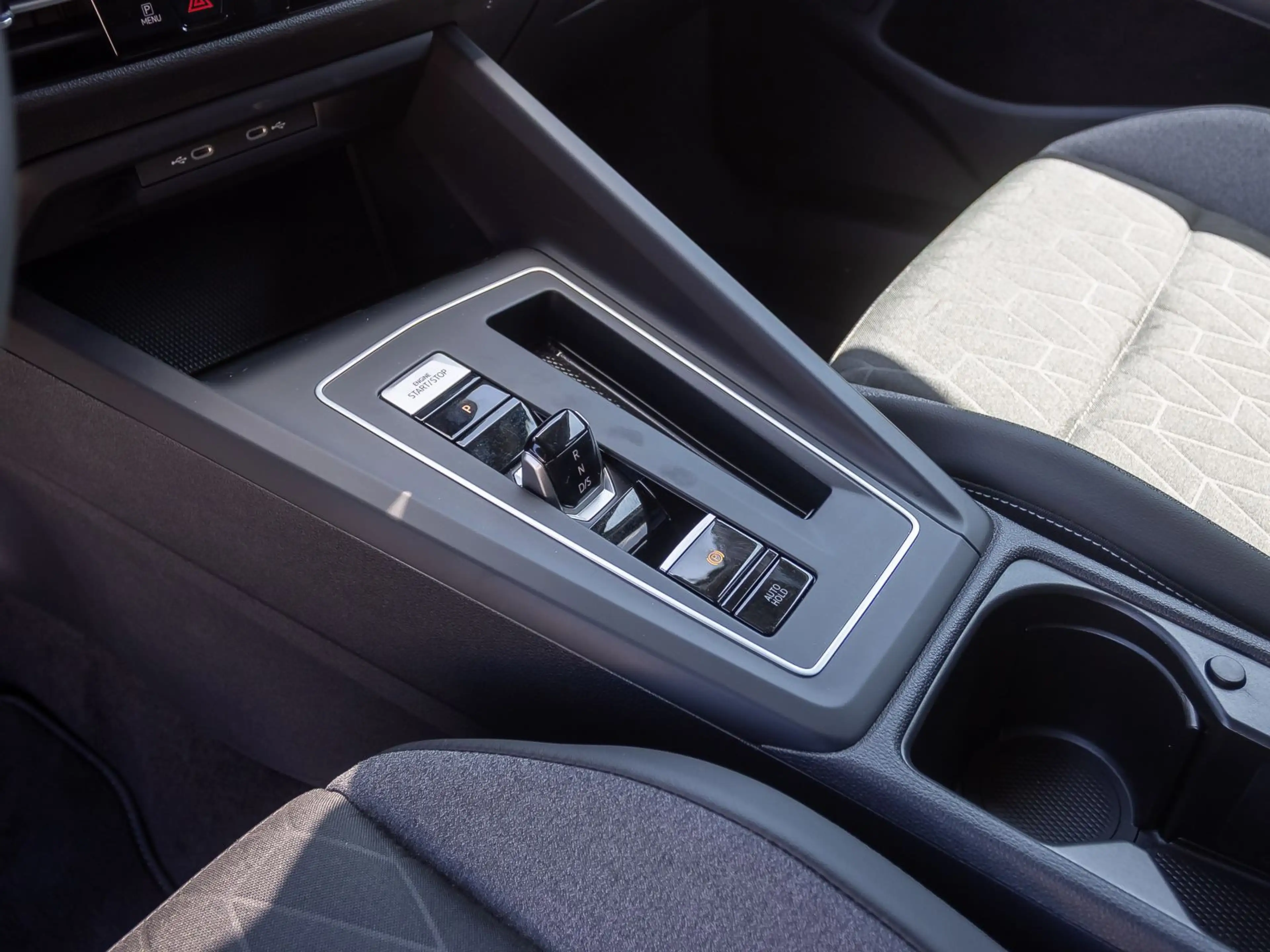 Volkswagen Golf VIII Goal 1.5 eTSI DSG Navi LED ACC EPH AHK — photo 19