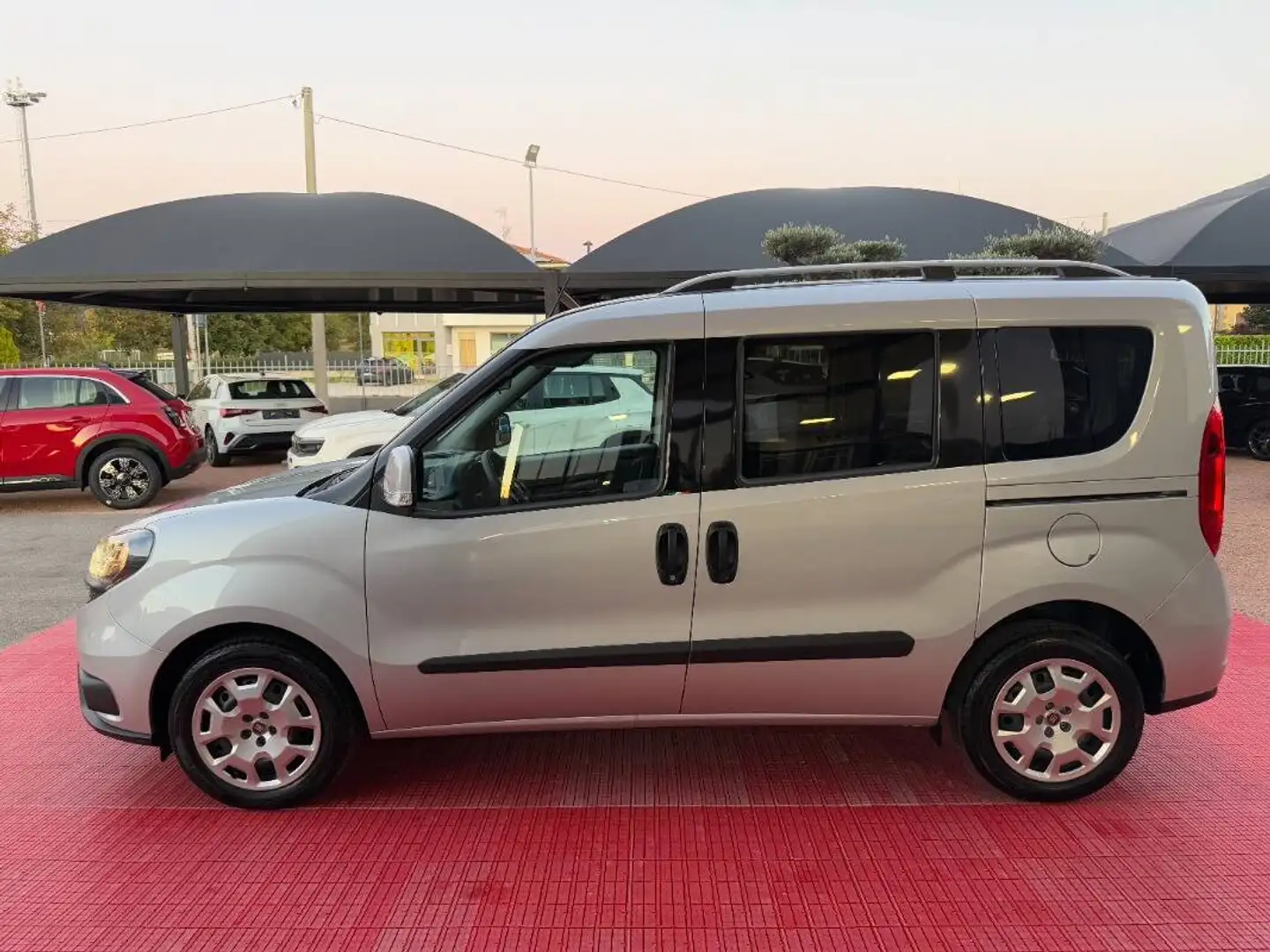 Fiat Doblo 1.6 mjt 16v Easy 120cv my19 Silber - 2
