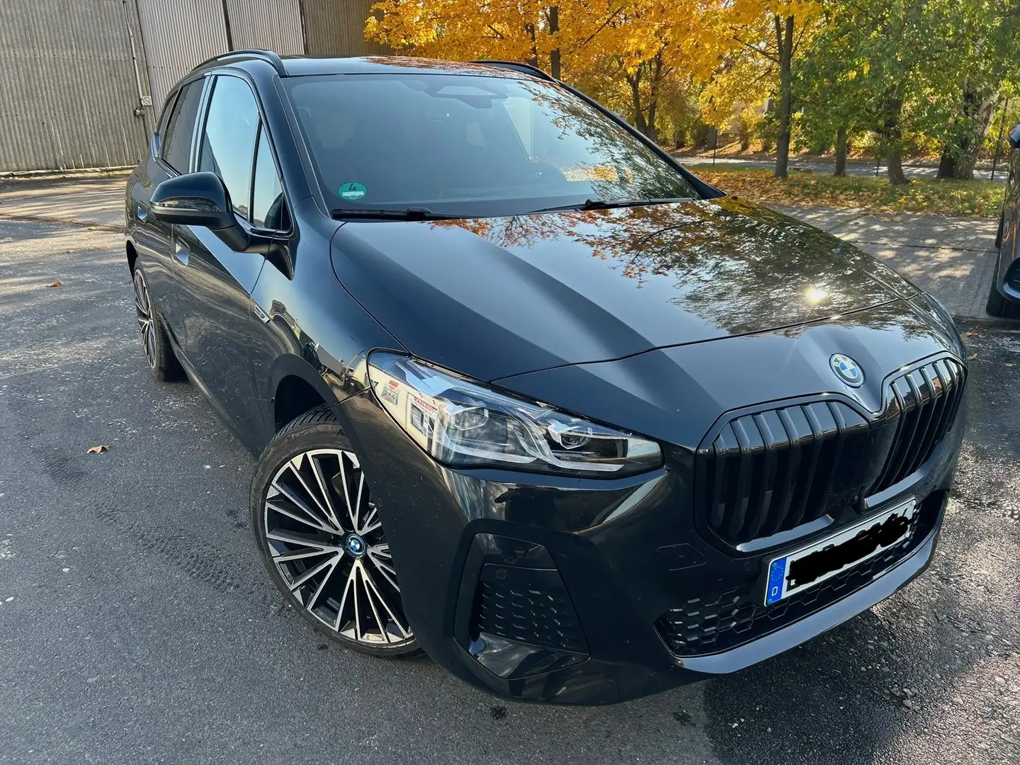 BMW 230 2er Active Tourer 230e xDrive Active Tourer Aut. Schwarz - 1