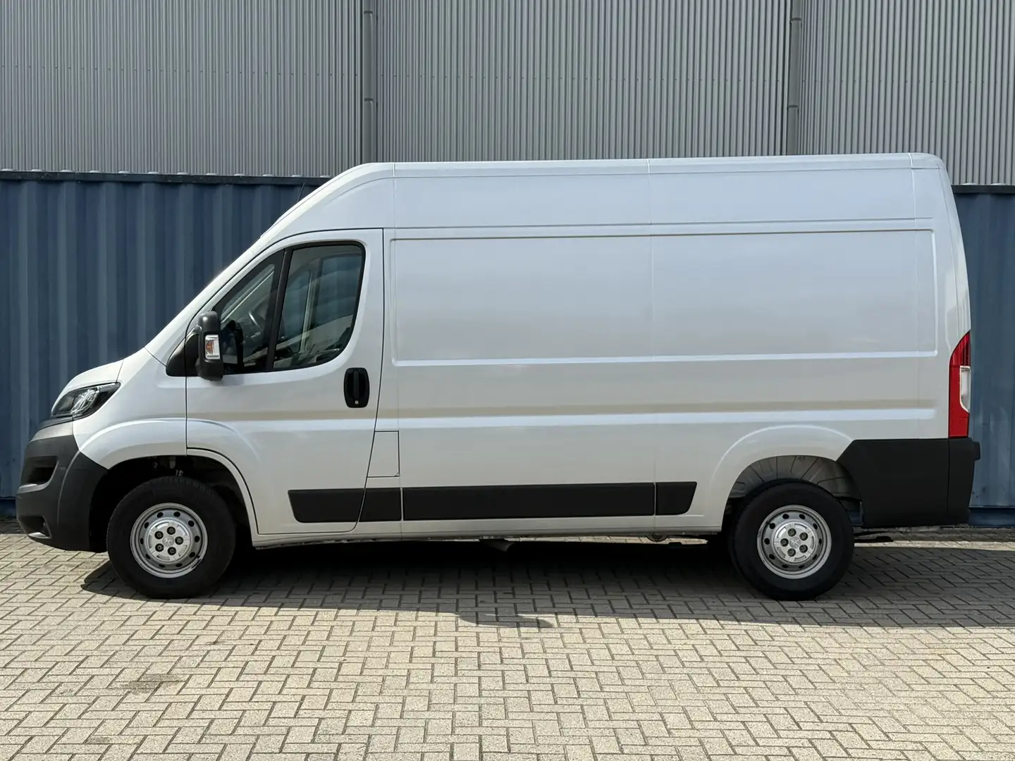 Peugeot Boxer 330 2.2 BlueHDi 120 L2H2 Premium | Achteruitrijcam Gris - 2