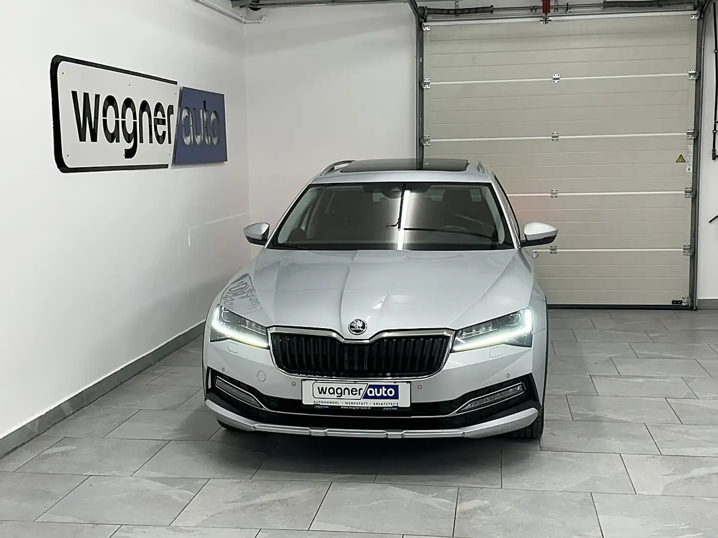 Skoda Superb Kombi 2,0 TDI 4x4 Scout DSG.Matrix LED/ACC/Navi... Silber - 1
