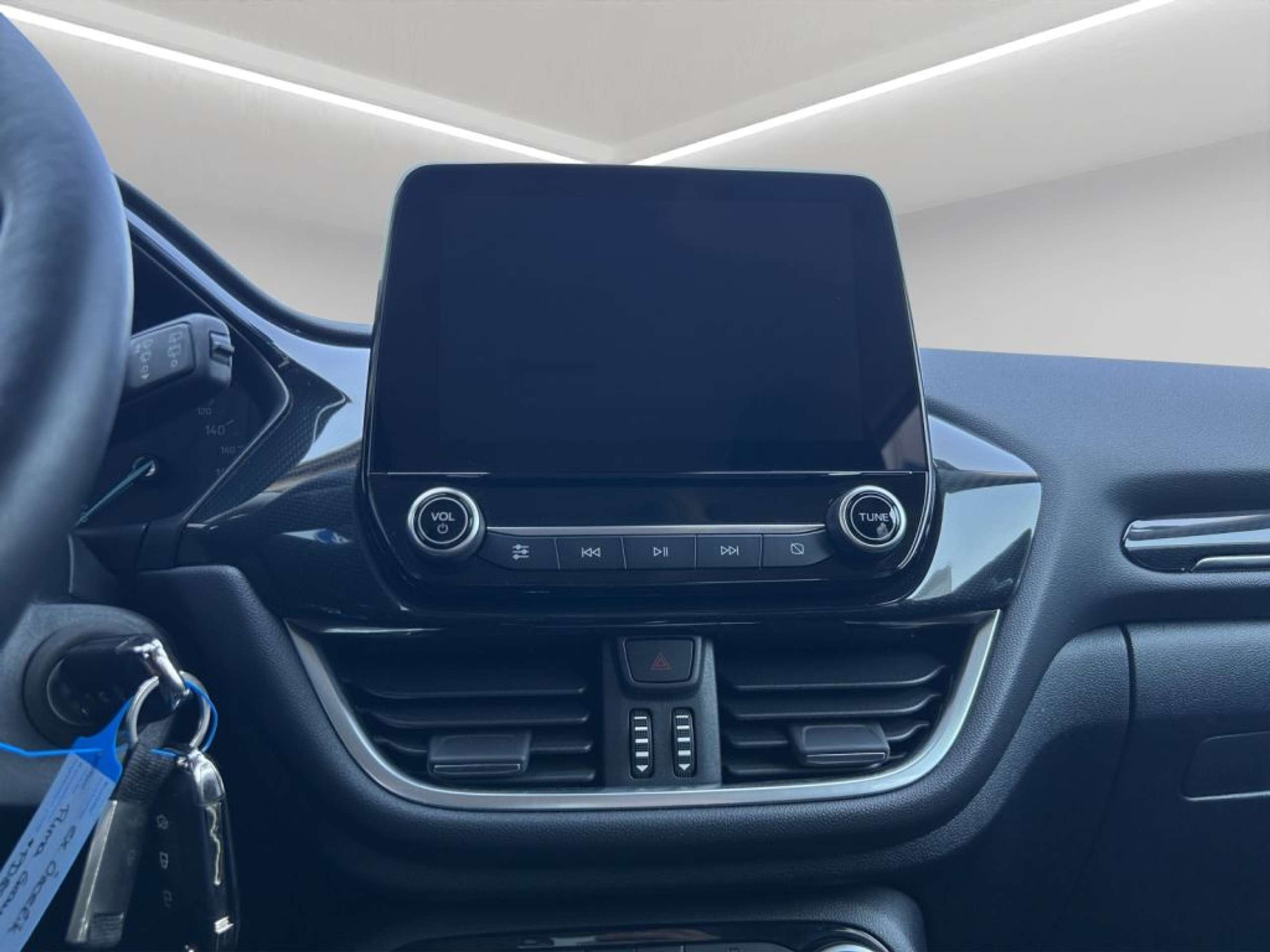 Fahrzeugabbildung Ford Puma 1.0 EcoBoost Hybrid TITANIUM - mit KI generiert/bearbeitet