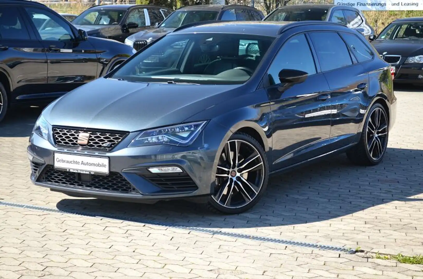 SEAT Leon ST 4Drive Navi+.Leder.Kam.ACC.Pano Grau - 2