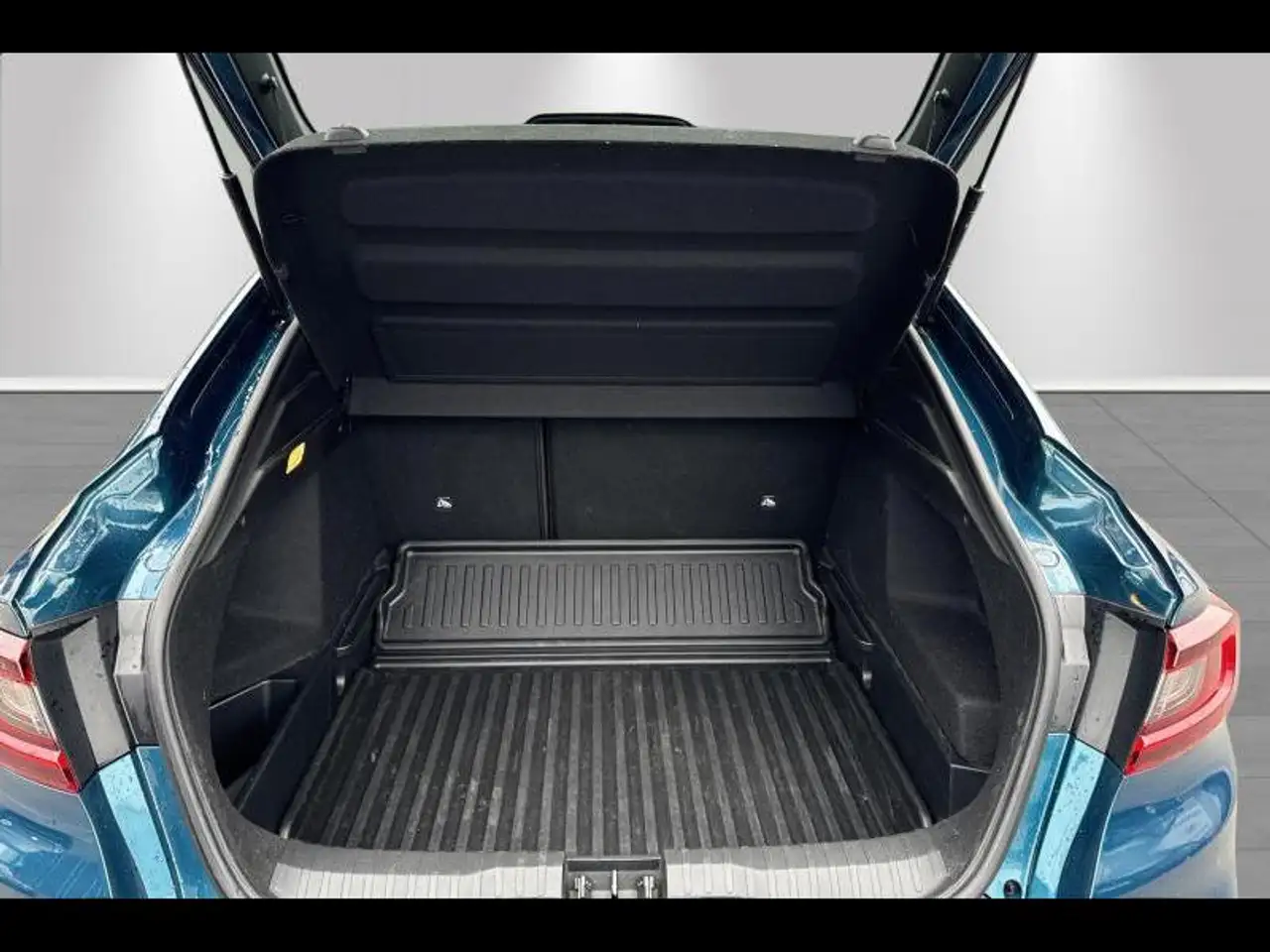 Renault Arkana Hybrid E-Tech R.S. Line full option 18