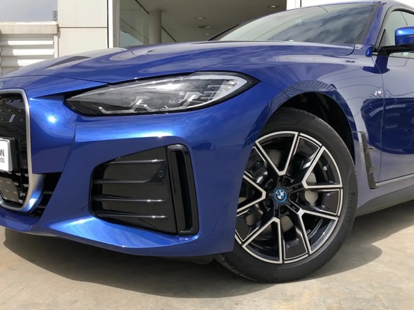 BMW i4 eDrive40 plava - 1