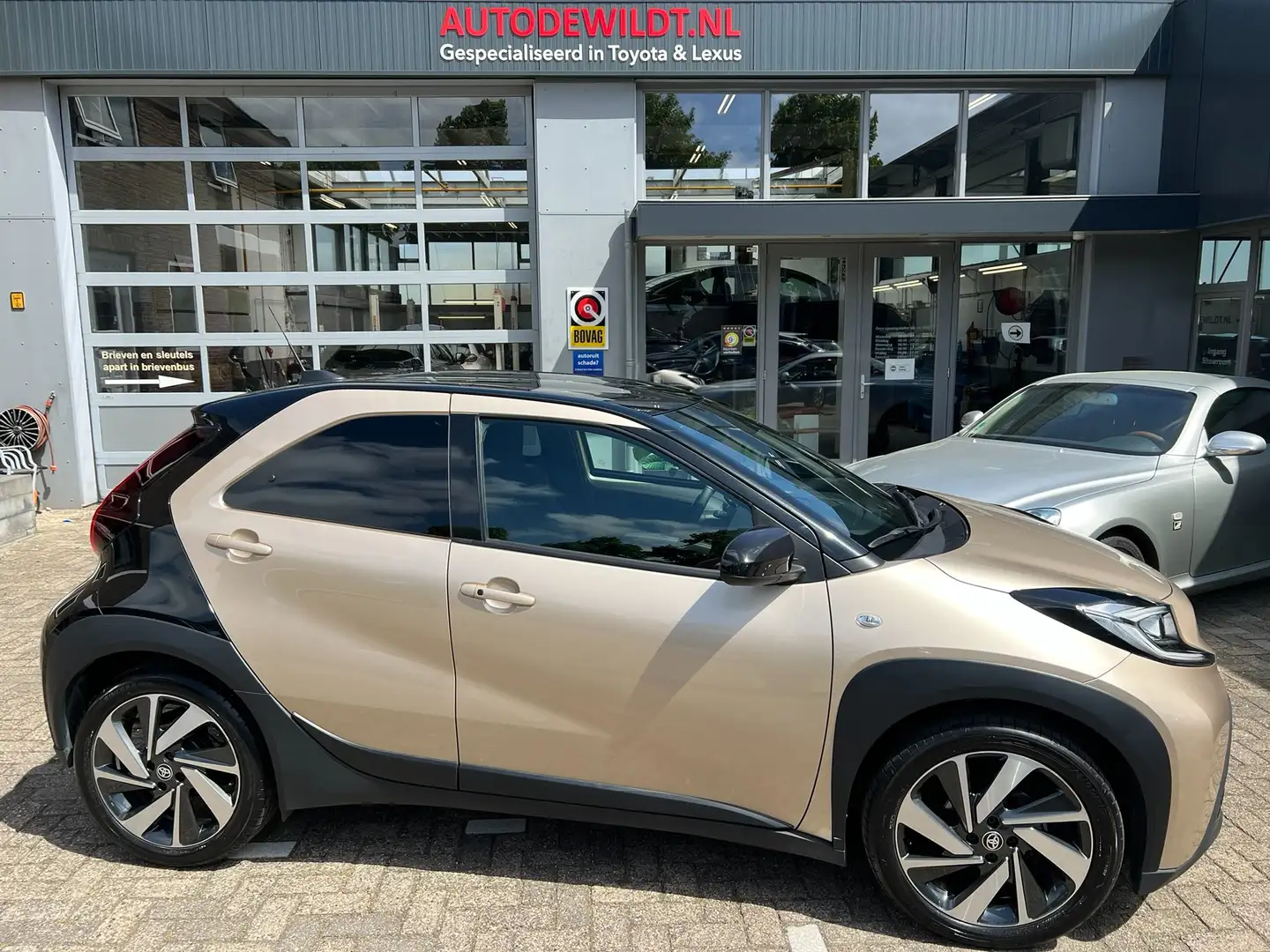 Toyota Aygo X 1.0 Envy 5-drs + FABRIEKSGARANTIE Beige - 1