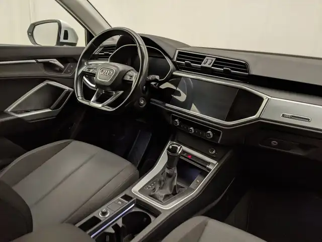 Audi Q3 view 6