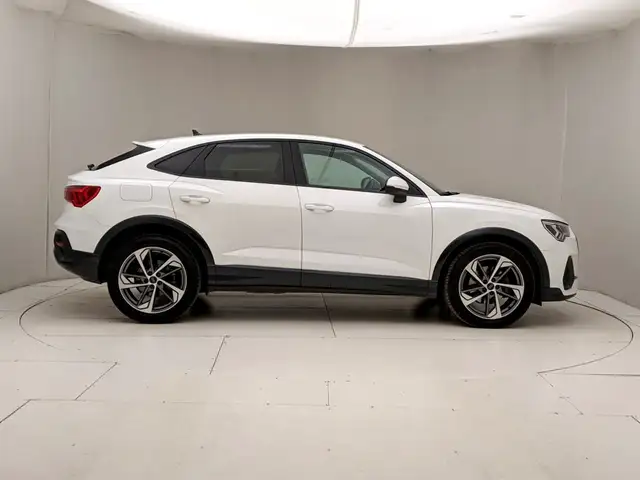Audi Q3 view 3