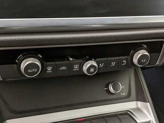Audi Q3 view 11