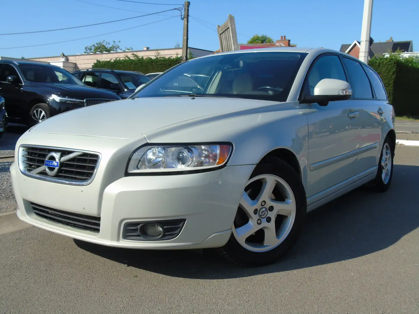 Volvo V50 DPF DRIVe *Navigatie *Leder *Airco *EURO 5 Beige - 1