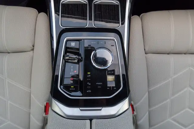 BMW 7 Series view 26