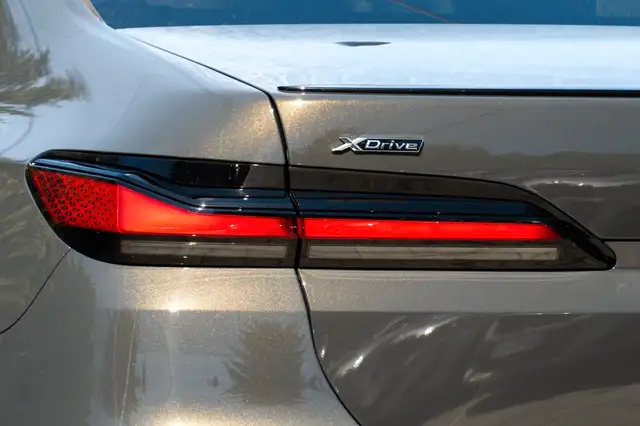 BMW 7 Series view 30