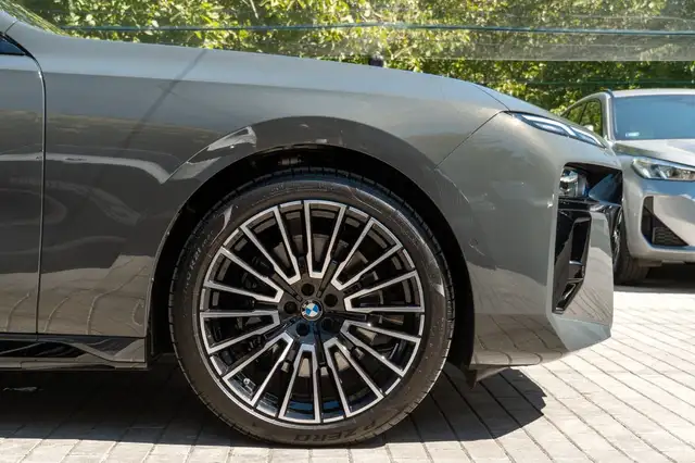 BMW 7 Series view 29
