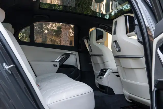 BMW 7 Series view 17