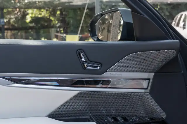 BMW 7 Series view 18