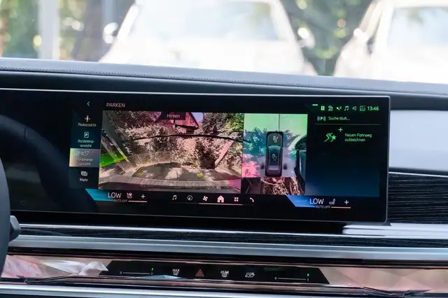 BMW 7 Series view 25