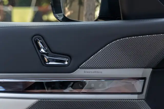 BMW 7 Series view 19