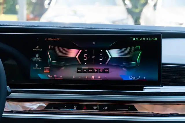 BMW 7 Series view 24