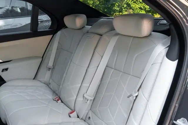 BMW 7 Series view 16
