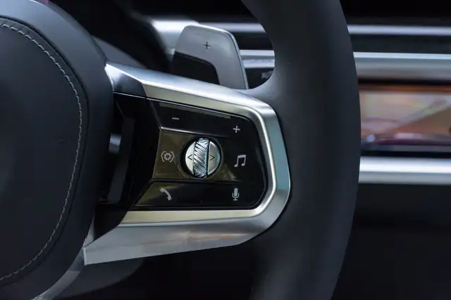 BMW 7 Series view 23