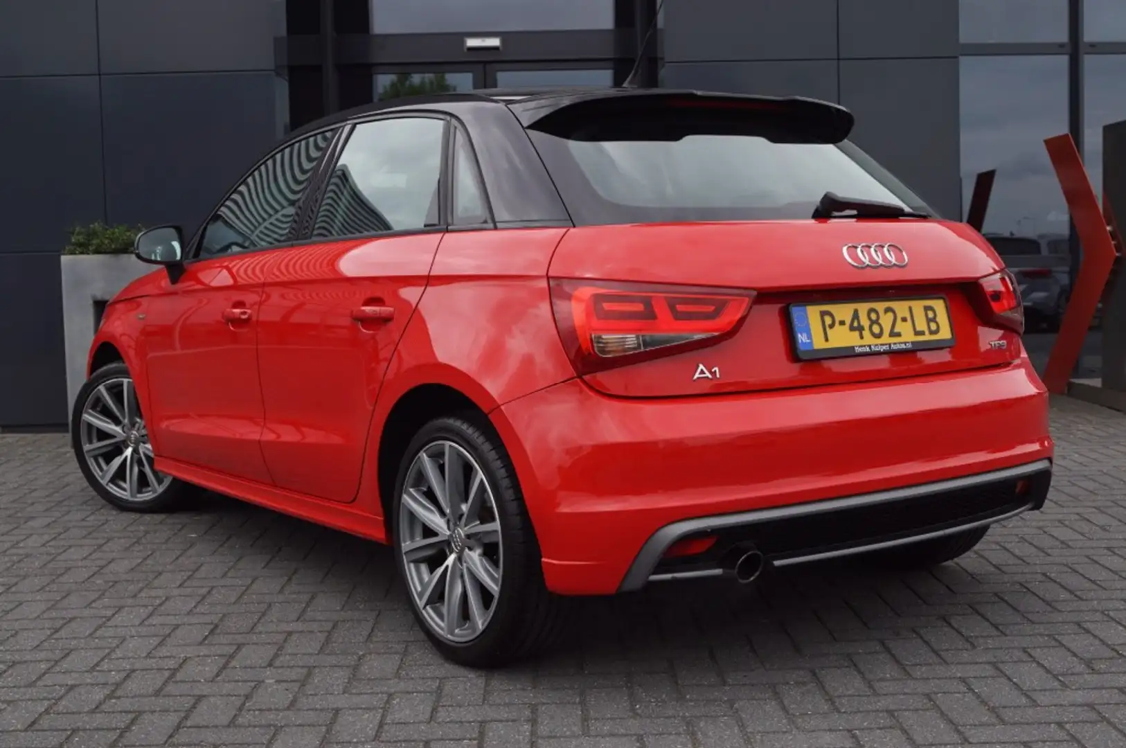 Audi A1 Sportback 1.0 TFSI Admired S-Line /Navi / 17 Inch Rood - 2