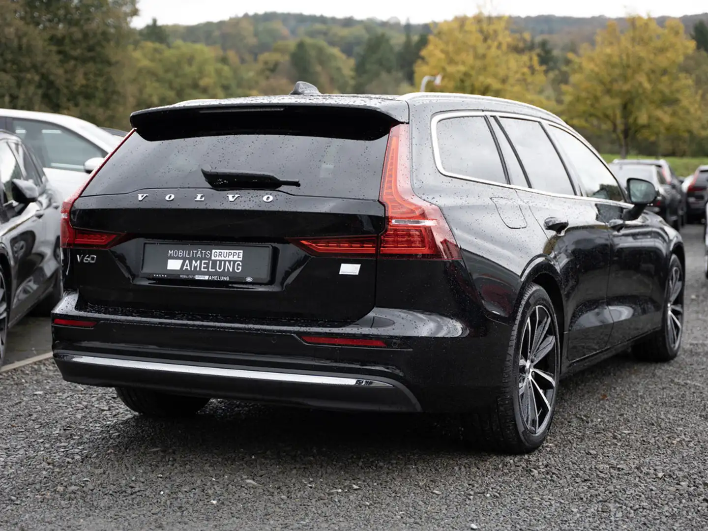 Volvo V60 2.0 Core Recharge Plug-In Hybrid AWD 1.Hand Schwarz - 2