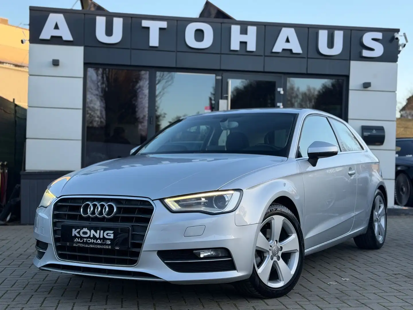 Audi A3 2.0TDI S-TRONIC MMI XENON NAVI AMBITION TOP Silber - 1
