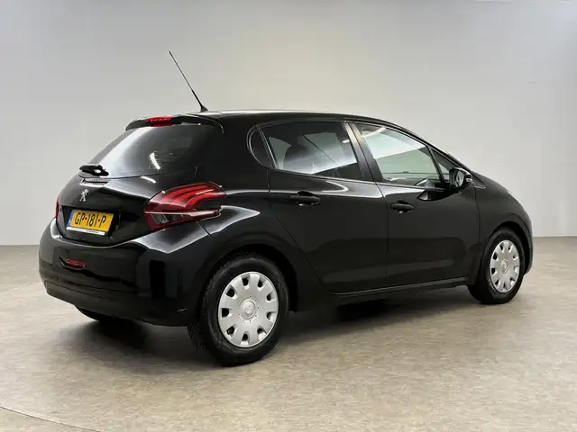 Peugeot 208 view 11