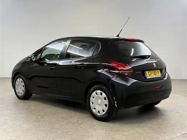 Peugeot 208 view 3