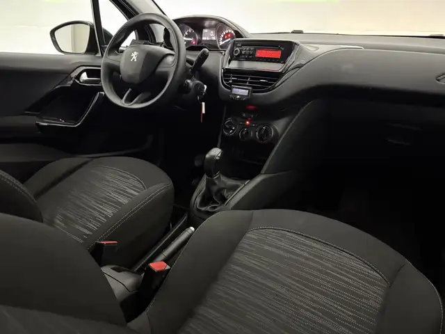 Peugeot 208 view 4
