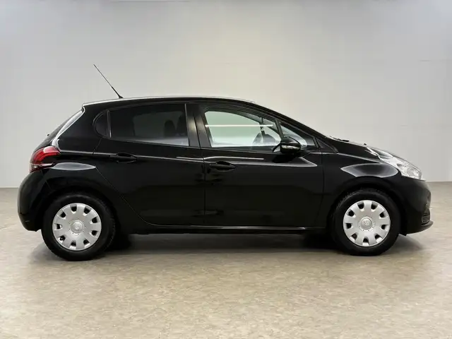 Peugeot 208 view 9