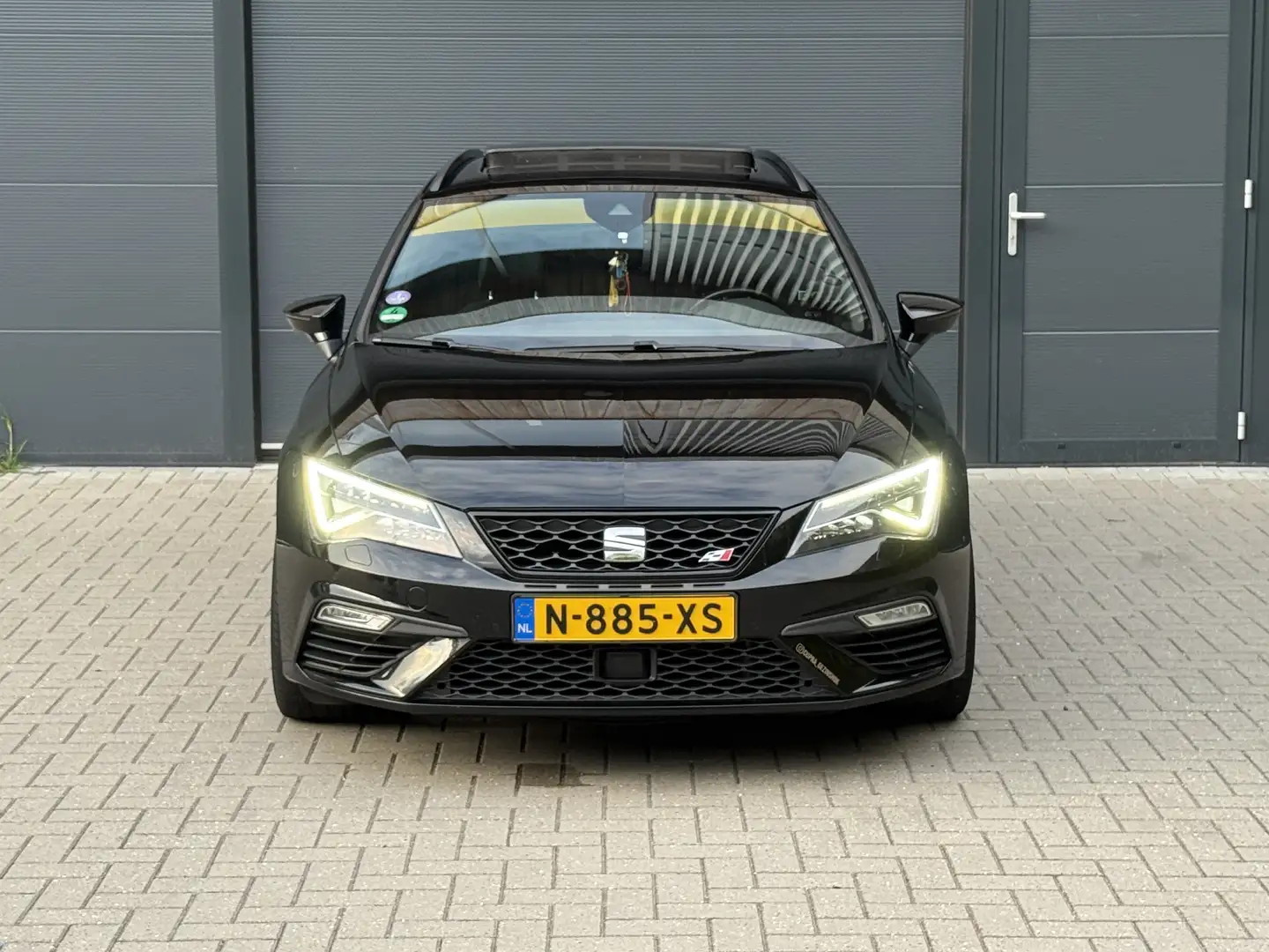 SEAT Leon 2.0 TSI Cupra ST 300 4Drive - Facelift, Pano, ACC Zwart - 2