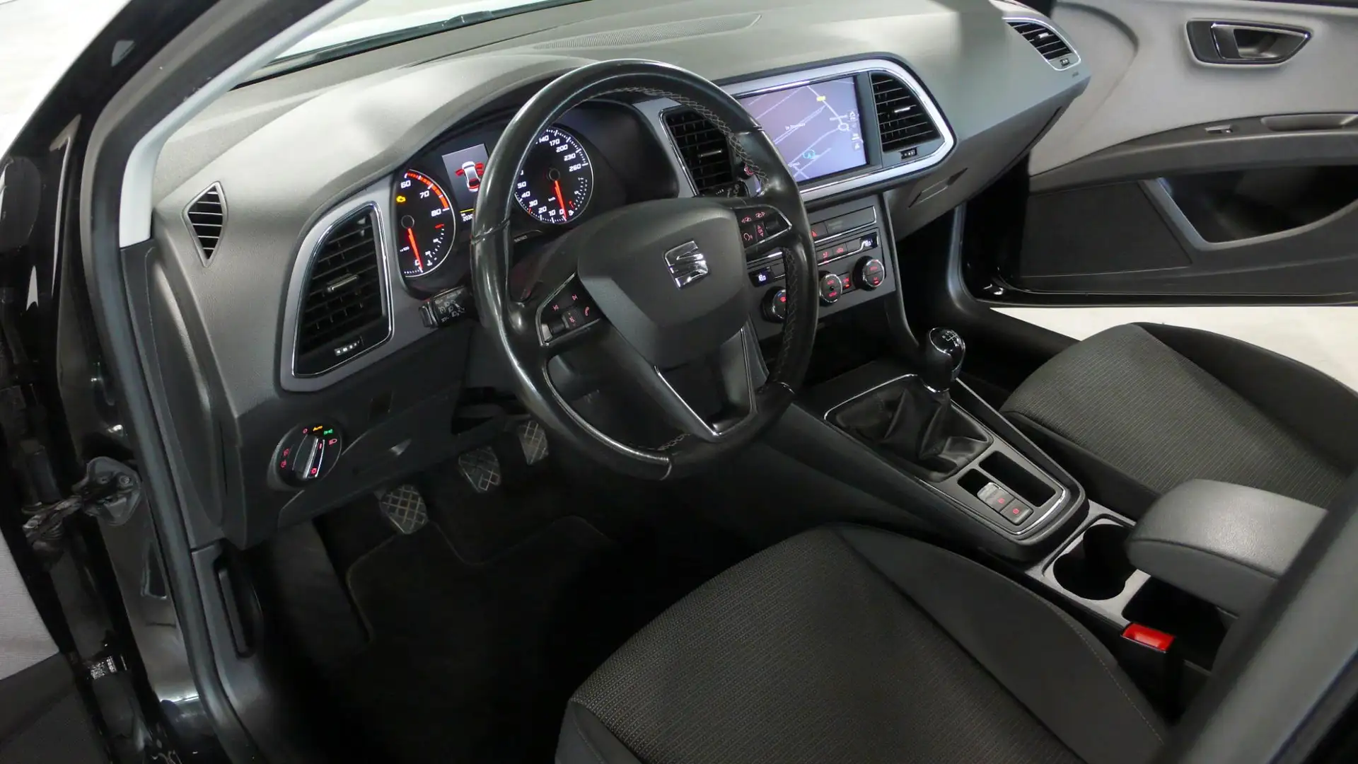 SEAT Leon 1.2 TSI Style Business | Navi | Led | App connect Zwart - 2