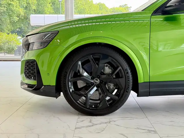 Audi RS Q8 view 4