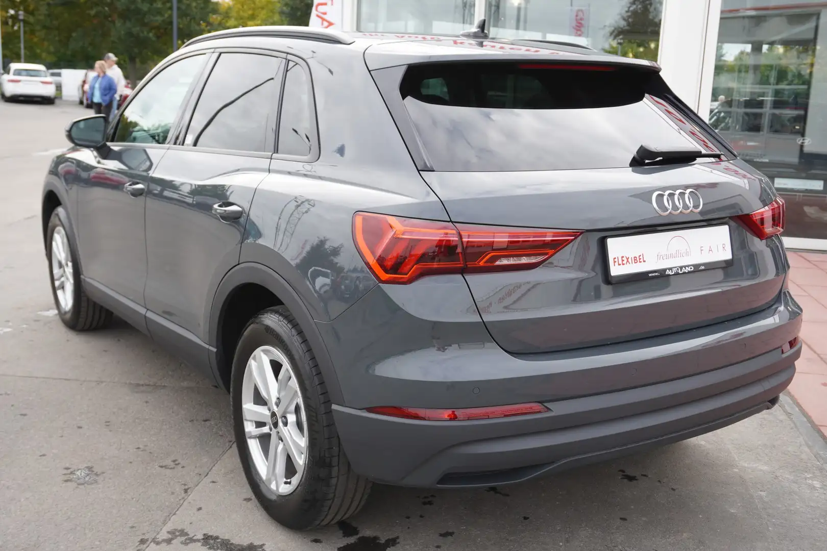 Audi Q3 45 TFSI e S-Tronic VC LED Navi PDC AHK Grau - 2