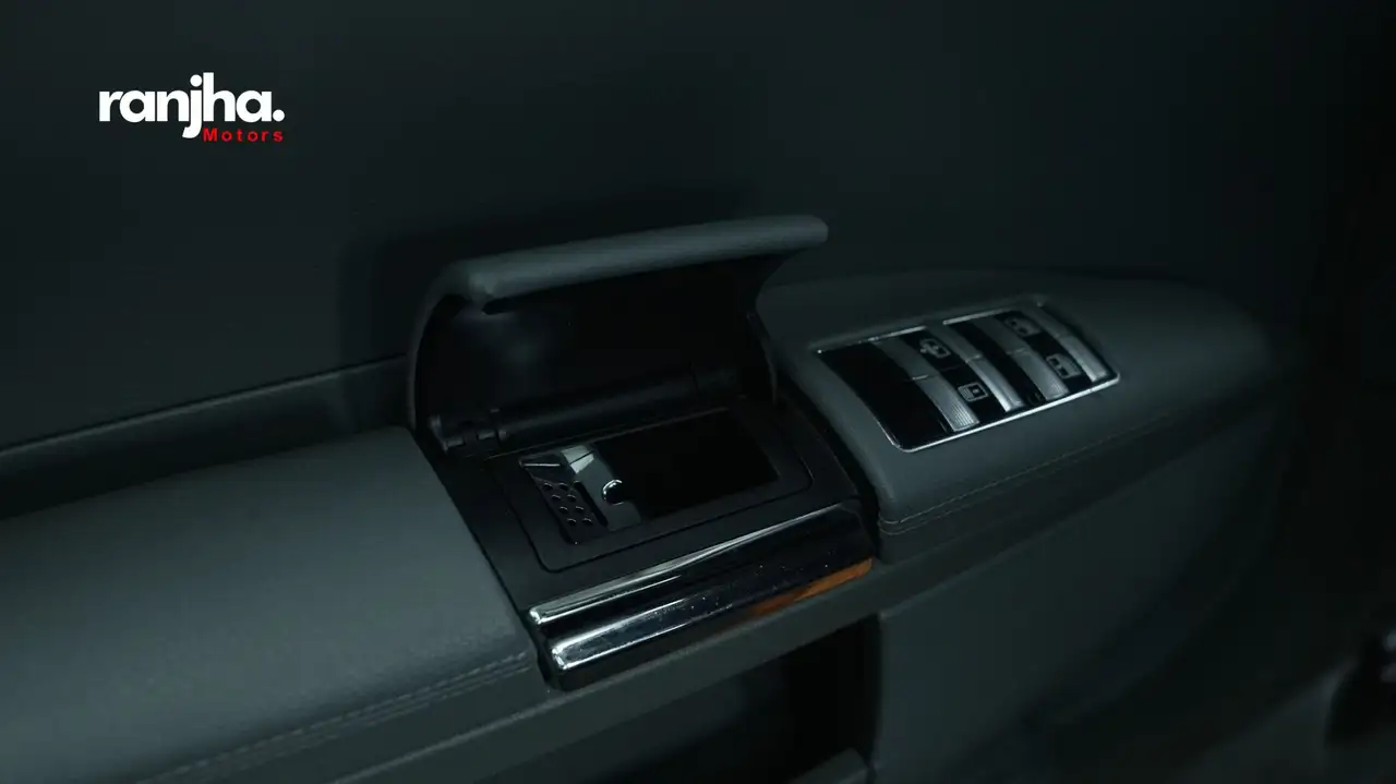 Mercedes-Benz S-Class снимка Mercedes-Benz S-Class